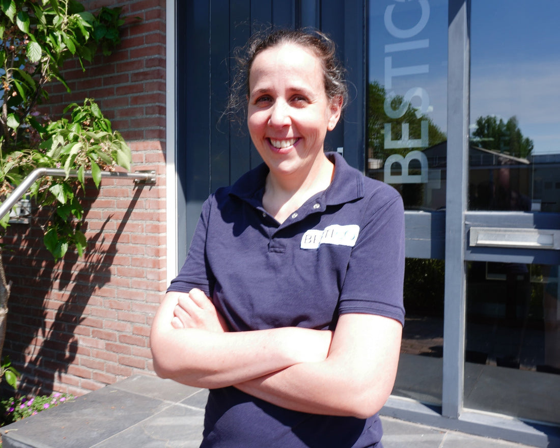 Bakom kulisserna på Insect Heroes: vi tar rygg på en insektsuppfödare